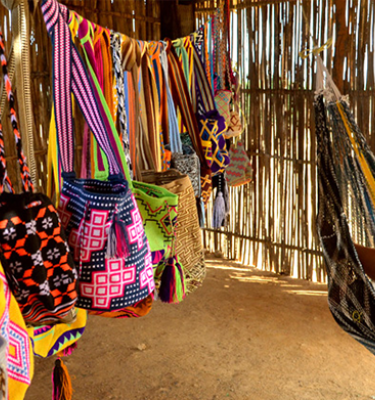 artesanía bolsas indígenas