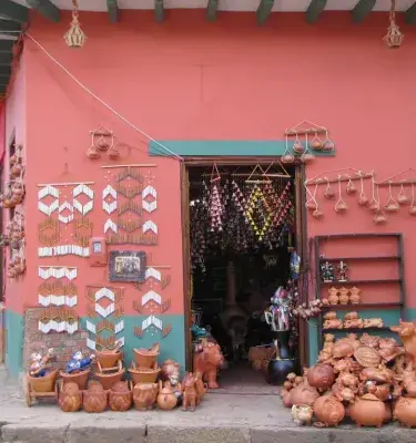 Tienda con artesanías de barro cocido.
