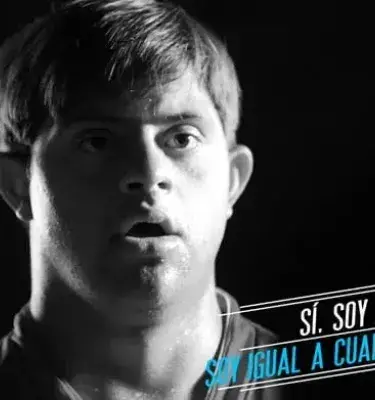 Primer plano en blanco y negro de un atleta de Special Olympics Colombia sudando y mirando al frente.