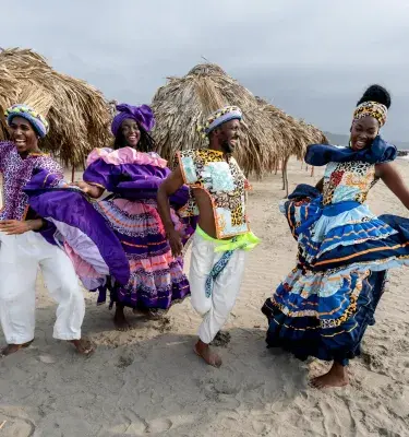Bailarines de cumbia en la playa de Cartagena.