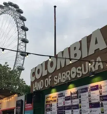 Rueda de la fortuna de Londres y un letrero grande que dice "COLOMBIA LAND OF SABROSURA".