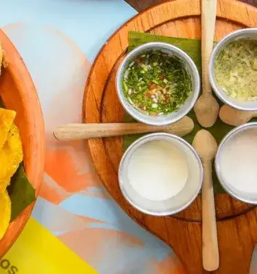 Variedad de empanadas colombianas en bandeja