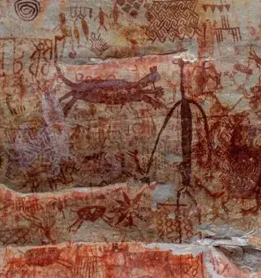 Figuras de arte rupestre talladas en una roca ubicada en Santander, Colombia