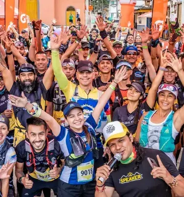 Grupo de runners preparándose para correr en la carrera Pijao Trail