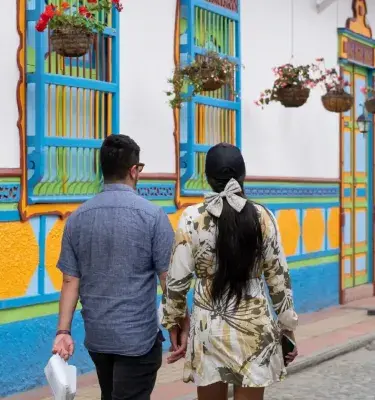 People in Medellín using informal Paisa slang