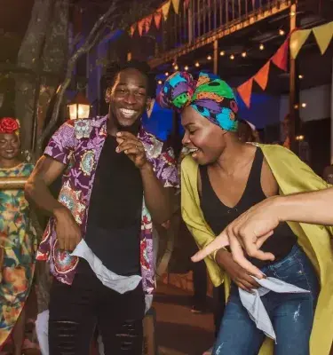 Personas colombianas celebrando en el país de la belleza