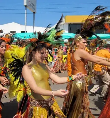 Bailarinas con trajes de plumas en el Carnaval de Barranquilla.