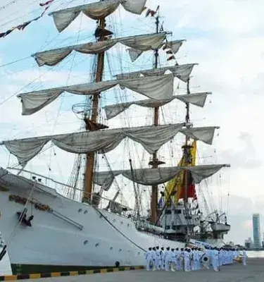 Buque de la Armada de Colombia atracado con marinos formados en el muelle