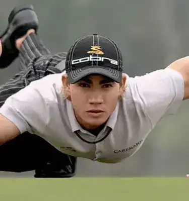 Camilo Villegas se concentra antes de un golpe en torneo de golf