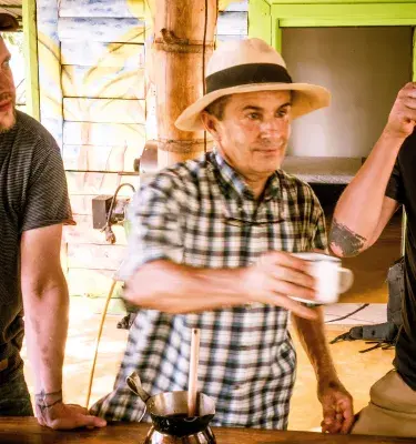 Campesinos tomando tinto