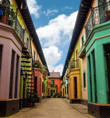 calle de La Candelaria en Bogotá, flanqueada por casas coloniales de colores vibrantes
