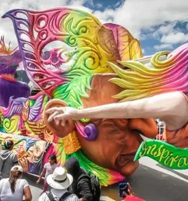 Carroza colorida en desfile del Carnaval de Negros y Blancos en Pasto