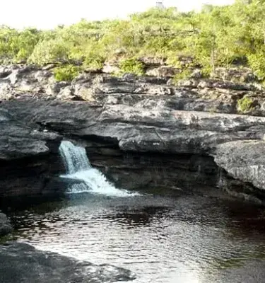 Pequeña cascada entre rocas en paisaje natural de La Macarena