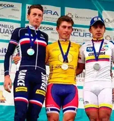 Ciclistas de Francia y Colombia en el podio con medallas de plata y oro.