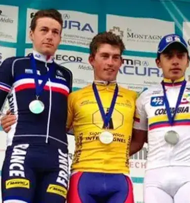 Ciclistas ganadores en el podio con medallas