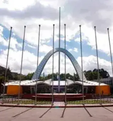 Vista frontal del pabellón principal de Corferias en Bogotá