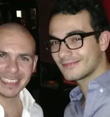 Danny Mercer sonriente junto a otro hombre en un bar nocturno