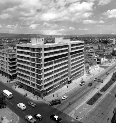 Foto antigua en blanco y negro del Edificio Cudecom en Bogotá.