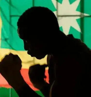 Silueta de boxeador colombiano en guardia ante bandera de Cartagena.