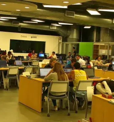 Estudiantes trabajando en sala de computadores de la Universidad EAFIT