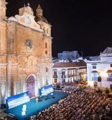 Evento cultural nocturno frente a iglesia colonial en Cartagena