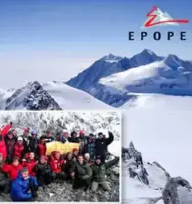 Expedición colombiana en la cima nevada del Monte Vinson con bandera nacional