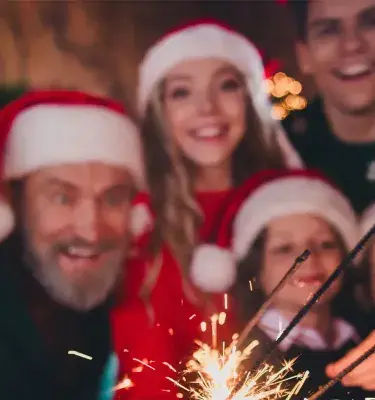 Familia celebrando la Navidad