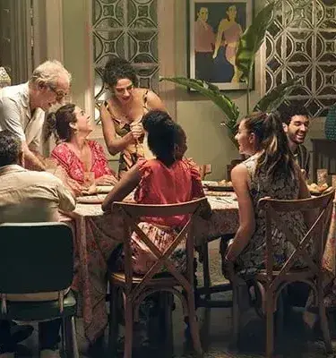 Familia colombiana compartiendo una cena tradicional alrededor de la mesa