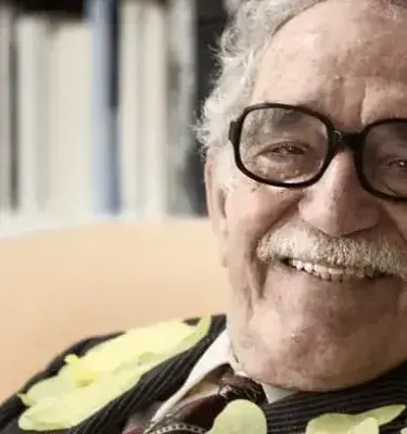 Gabriel García Márquez sonriendo, rodeado de mariposas amarillas