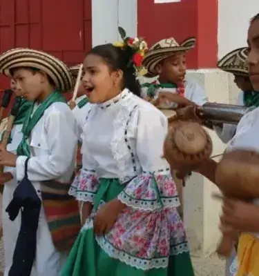 Grupo infantil de gaiteros colombianos en traje tradicional.