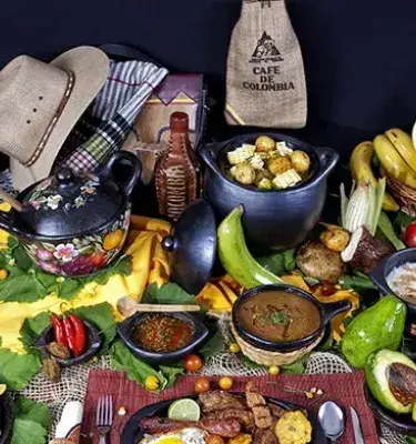 Typical dishes and fruits representative of Colombian gastronomy.