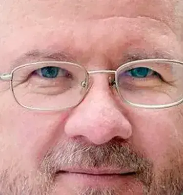 Primer plano de un hombre con gafas y barba