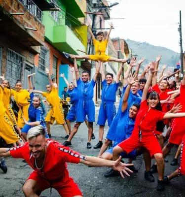 Grupo de jóvenes bailando en una calle de Medellín.