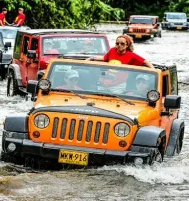 Caravana de jeeps cruzando un río en Colombia