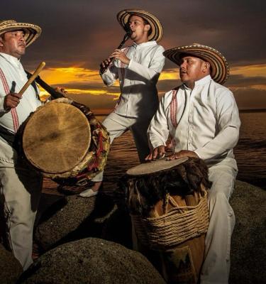 Hombres tocando instrumentos en Colombia