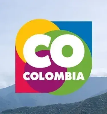 Logo de la marca país Colombia sobre fondo de montañas