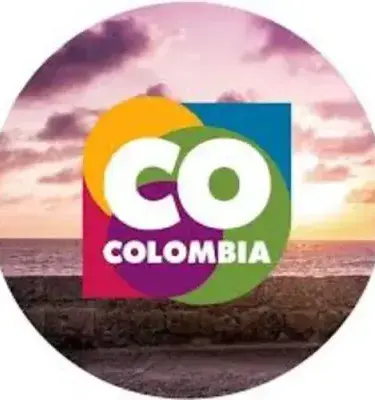 Logo de Colombia CO con atardecer sobre el mar de fondo.