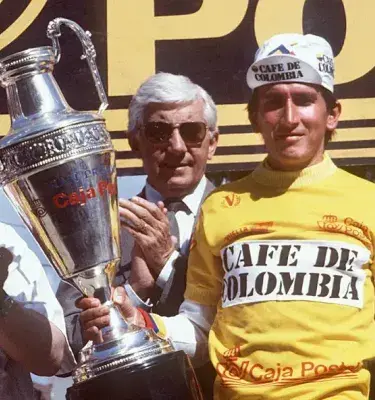 Lucho Herrera celebrando con trofeo vestido del equipo Café de Colombia