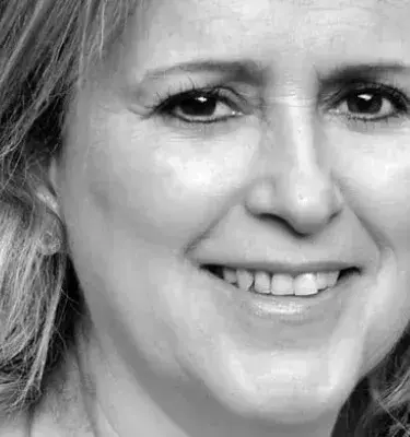 Retrato en blanco y negro de Martha Gómez sonriendo