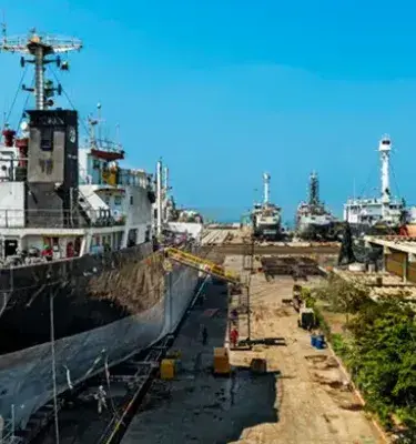 Astillero colombiano con barcos en mantenimiento y cielo despejado
