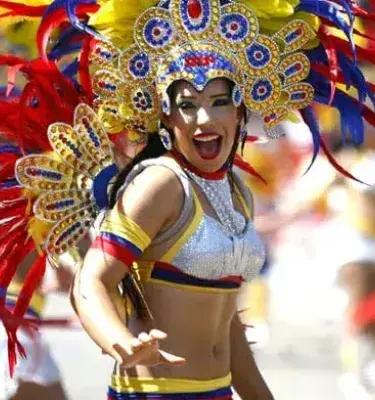 Mujer bailando en carnaval con traje colorido y tocado de plumas.