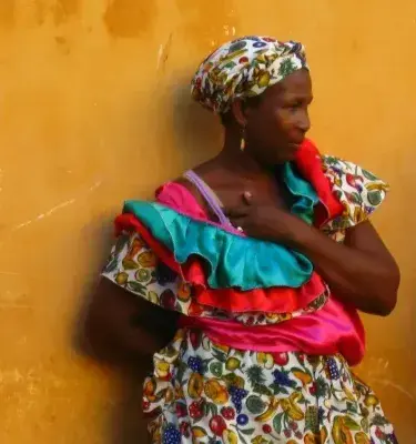 mujeres afrocolombianas con trajes típicos coloridos conversando