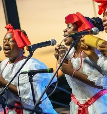 Mujeres del pacífico cantando en el Petronio