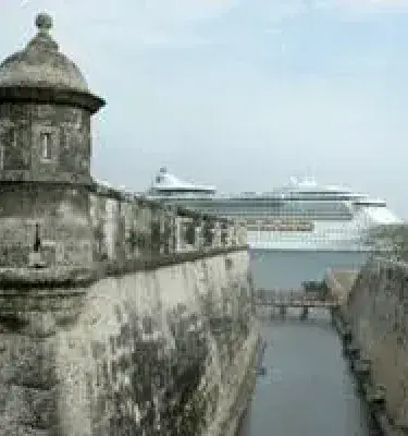 Crucero moderno atracado visto desde la muralla de piedra del fuerte de San Felipe en Cartagena.