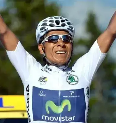 Nairo Quintana levanta los brazos celebrando en el podio del Tour de Francia