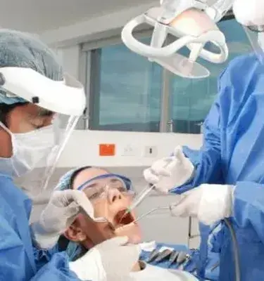 Odontólogos atendiendo a una paciente en procedimiento dental