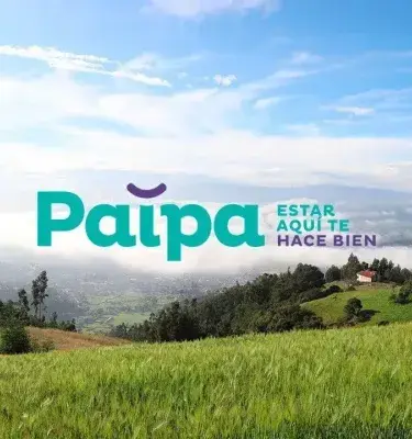 Paipa: paisaje montañoso con campo de trigo y el eslogan oficial.