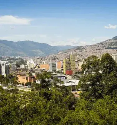 Vista panorámica de Medellín con edificios y montañas