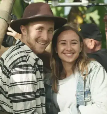 Pareja sonriente en canasta de globo aerostático sobre el Paisaje Cultural Cafetero
