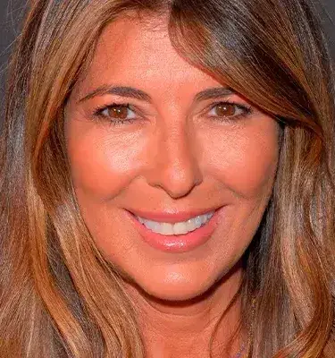 Retrato de la periodista y editora de moda Nina García sonriendo.